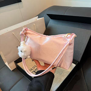 Sac à main élégant en nylon à une épaule, mode de loisirs haut de gamme 2026, sac coréen élégant en satin brillant pour femmes - Product Image 5