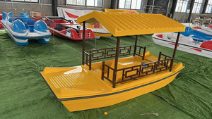 Bateau à pédales classique 4 places QIQU tout temps en PE pour parcs d'attractions et stations balnéaires, avec coque résistante aux UV et capacité de charge de 300 kg - Product Image 2