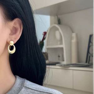 ต่างหูห่วงทรงหยดน้ำสไตล์เรโทรสำหรับผู้หญิง ชุบทองหรูหรา ผลิตจากโลหะผสมสังกะสี แฟชั่นทันสมัยและใช้งานได้หลากหลาย เหมาะสำหรับงานปาร์ตี้ - Product Image 6