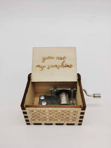 Caja Musical de Madera con Manivela, Grabada con Láser, Personalizada con la Melodía 'You Are My Sunshine' - Product Image 2