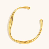 Dingran elegante 18K chapado en oro ondulado curvado brazalete de acero inoxidable hecho en fábrica con personalización para mujeres estilo de moda