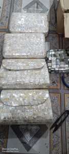 Charme exquis sur mesure de notre pochette incrustation de nacre et son design structuré assure la durabilité. Idéal pour les mariées - Product Image 2