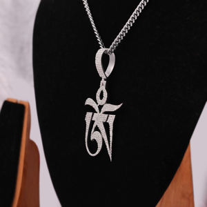 COLGANTE ESTÉTICO EN FORMA DE OM TIBETANO CON DIAMANTE TINEY ROUND LAB GROWN EN ORO SÓLIDO DE 18KT PARA TODAS LAS OCASIONES PARA MUJER - Product Image 3