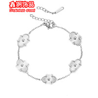 Le fabricant fournit des bracelets en acier titane non décolorant, gravés au laser, à quatre feuilles de trèfle, pour femmes, avec un style élégant et léger.