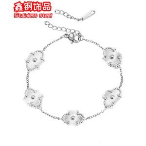 Il Produttore Fornisce Braccialetti in Acciaio al Titanio Non Sbiadenti con Quadrifoglio Inciso al Laser per Donne, dal Design Alla Moda e Leggermente Lussuoso - Product Image 3