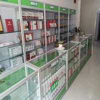 Vitrine de pharmacie moderne en aluminium argenté sur mesure avec porte verrouillable en verre, éclairage LED et design écologique