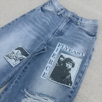 Jean baggy pour homme en denim déchiré, délavé, vieilli, avec appliqué patch portrait personnalisé et impression sérigraphiée