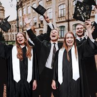 Ensemble de robe de graduation mate avec casquette à pompon étole produit de collège de lycée pour sublimer l'impression de logo personnalisé de cadeau de graduation