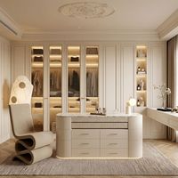 Système de dressing sur mesure de style français de luxe avec portes vitrées, éclairage LED et îlot central pour chambre principale