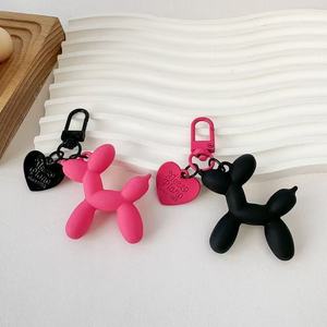 Ventes Flash Usine : Porte-clés en Acrylique et Résine, Design Luxe et Tendance, Motifs Cœur, Couple, Chien Ballon, Pendentif pour Sac à Dos, Cadeau Promotionnel en Gros - Product Image 5