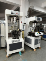 Machine de pose de semelles automatique universelle hydraulique pour la fabrication de chaussures de mode