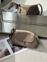 Bolso de hombro de cuero de grano de ciervo con solapa y cierre en T, estilo minimalista y holgado, venta al por mayor, para exhibición y abastecimiento a granel