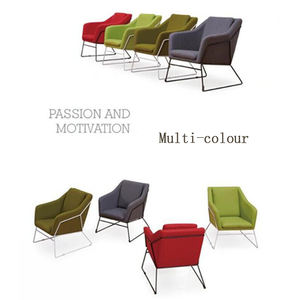 Sillón de Estilo Antiguo con Respaldo Alto y Estructura Metálica, Tapizado en Tela, Color Amarillo Mostaza - Product Image 5