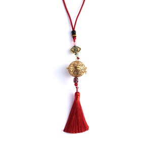 Difusor de Aroma de Diseño Personalizado, Forma Redonda, Difusor de Metal Dorado con Borlas Rojas - Product Image 1