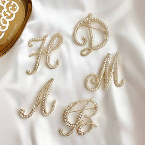 Broche de <span class=keywords><strong>Alfabeto</strong></span> Inglés con Perlas y Pasador de Seguridad, Accesorio de Moda Europea y Americana con 26 Letras, Joyería Floral para Mujer - Product Image 6
