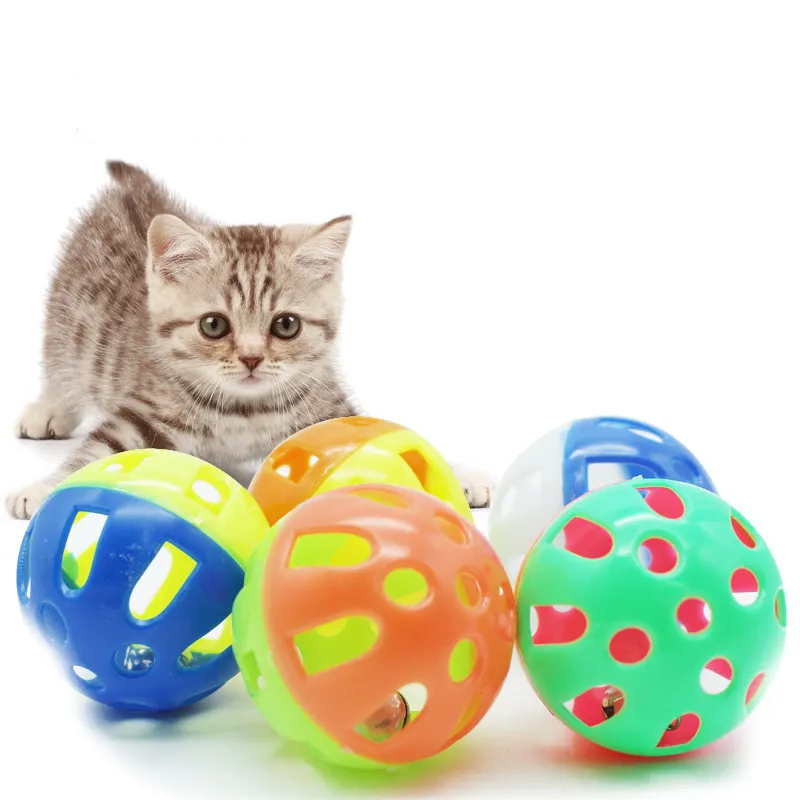 बिल्ली गेंद खिलौना व्यास 4cm 5cm 6cm प्लास्टिक गेंद बेल के साथ थोक विभिन्न रंग पालतू जानवर गेंद घंटी