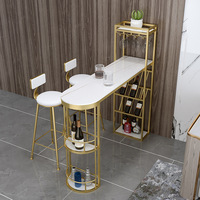 Table de bar moderne nordique en pierre frittée avec porte-bouteilles, structure en métal doré, comptoir de bar autoportant pour appartement