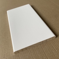 Plinthe de fenêtre en bois apprêté blanc, panneau de porte en bois, moulure de plinthe, cadre en bois