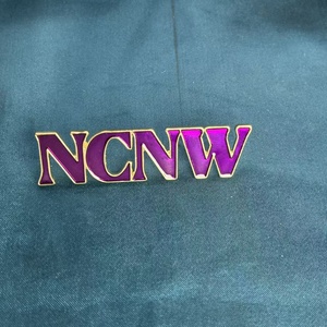 Broche con Símbolo Ncnw de Diseño Personalizado, Aleación de Metal, Chapado en Oro, Esmalte Suave, Letras Griegas, Pines Morados, Joyería para Bodas de Hermandad - Product Image 2