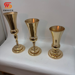 Precio al por mayor de SMOOTH: Elegantes jarrones de metal dorado en forma de trompeta con pedestal para centros de mesa de boda. - Product Image 3