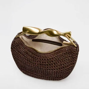 2025 nuevo bolso tejido con asa de metal, bolso tejido de hierba de media luna, diseño de nicho para bolso de playa de mujer - Product Image 3