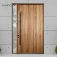 Porte d'entrée en bois massif de chêne rouge africain et acajou, finition haut de gamme moderne, avec panneaux latéraux vitrés, pour hôtel, villa, extérieur.