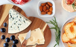 Planche à découper en bois d'acacia en forme de cœur pour la cuisine, plateau de service pour fromage, viande, fruits, plateau à charcuterie avec couteaux - Product Image 5
