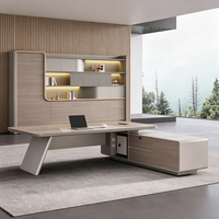 Bureau de direction en placage de bois avec prise multifonctionnelle intégrée et armoire latérale en forme de L pour espace de travail de PDG
