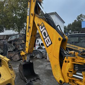 Chargeuse-pelleteuse d'occasion JCB 4CX de haute qualité, modèle 2021, capacité nominale de 4 tonnes, faible nombre d'heures de travail, moteur diesel, pompe, moteur - Product Image 3