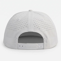 Casquette de baseball respirante à perforations découpées au laser avec patch tissé bleu marine, visière plate, ajustable, blanche, haute performance