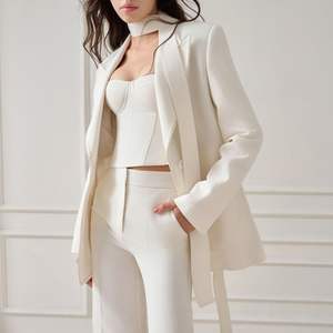 Blazer Femme Jacquard Sable de Haute Qualité à Manches Longues Coupe Droite Contemporaine à Boutonnage Simple de Marques Vietnamiennes - Product Image 2