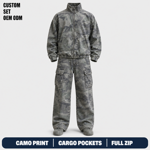 Completo da <span class=keywords><strong>Uomo</strong></span> Verde Personalizzato con Stampa Camouflage Lavata, Zip Intera, Collo Alto, Tasche Cargo e Polsini <span class=keywords><strong>a</strong></span> Costine per un Look Streetwear Rilassato Autunnale - Product Image 1