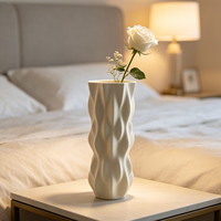 Vase en céramique blanc mat 3D ondulé plissé, vase décoratif texturé abstrait pour table, salon, hôtel, décoration intérieure