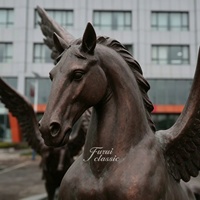 Sculpture de cheval en fibre de verre peinte à la main, finition antique, statue de Pégase ailé Furuiclassic pour aménagement paysager de parc urbain