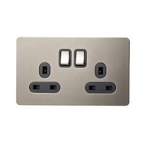 Enchufe Táctil Individual de 10A Color Gris Níquel Británico para PC UK con Interruptor de Encendido/Apagado, Clasificación IP27, Diseño Minimalista - Product Image 1