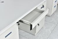 Bureau de travail avec plateau en MDF, tiroirs en acier et structure métallique