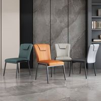 Chaise de salle à manger moderne et robuste avec structure métallique et dossier rembourré en cuir, design nordique décontracté, mobilier de maison