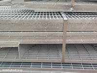 Grille en acier dentelé galvanisé à chaud durable, spécifications personnalisées, dalle de passerelle antirouille pour la construction, l'usine, l'atelier