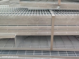 Grille en acier dentelé galvanisé à chaud durable, spécifications personnalisées, <span class=keywords><strong>dalle</strong></span> de passerelle antirouille pour la construction, l'usine, l'atelier - Product Image 2