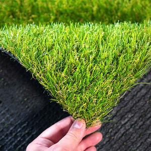 Césped artificial premium resistente a los rayos UV en rollo para paisajismo, jardín, patio de juegos, cancha deportiva y espacios verdes al aire libre - Product Image 1