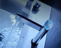 Robinet de lavabo moderne en laiton brossé à capteur tactile LED, avec cartouche céramique, monotrou, à poser sur le comptoir, monocommande