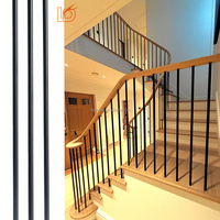 Balustre en fer forgé rond moderne en métal noir mat LD 5/8 avec patins pour rampe d'escalier intérieure en bois
