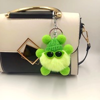 Porte-clés et breloque de sac en peluche douce, style dessin animé, Kawaii, écologique, durable et léger, avec motifs lunettes de soleil, casquette et boule de charbon