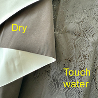 Tissu polyester à imprimé serpent hydrochromique, matériau changeant de couleur réactif à l'eau pour les vestes et manteaux de pluie d'extérieur