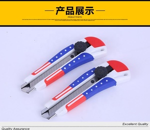 Petit couteau utilitaire pratique et confortable à motif drapeau américain avec lame en acier inoxydable et design à crochet - Product Image 3
