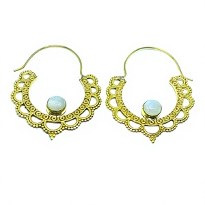 Boucles d'oreilles créoles bohèmes en laiton faites à la main avec pierre de lune arc-en-ciel indienne, perle et diamant, idéales pour les mariages et les fêtes - Product Image 2