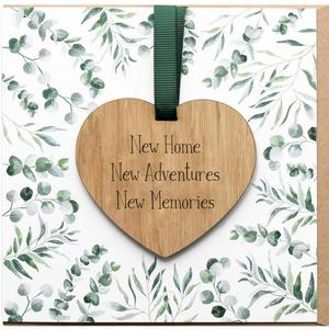 Panneau mural en bois gravé « Nouvelle Maison » – Idée cadeau de pendaison de crémaillère personnalisable avec nom – Décoration murale souvenir pour propriétaires - Product Image 1
