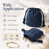 Pochette à bijoux en microfibre suédée bleu marine avec logo personnalisé, cordon de serrage, pompon à perles en bois, sac anti-poussière OEM