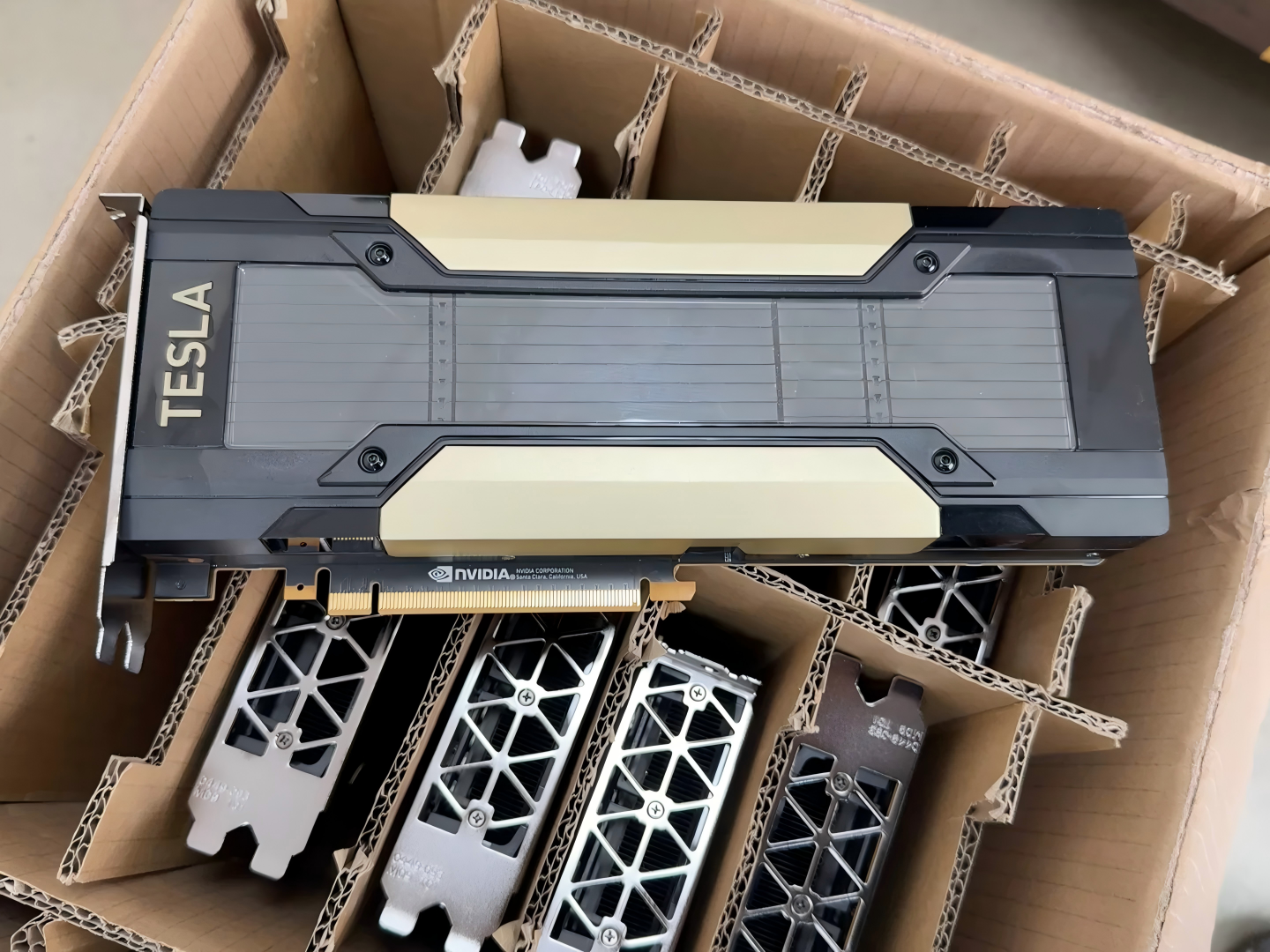 Used Tesla V100 32GB PCIe HBM2 Workstation GPU AI Deep Learning Professional Computing Display Adapter · image 6