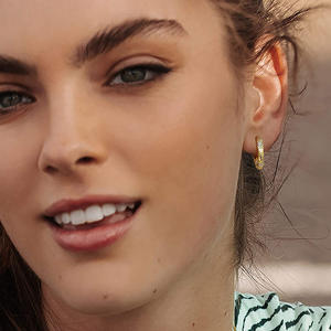 Orecchini a Cerchio E3838 in Oro con Diamanti, Classici Rotondi Taglio Brillante Colore G, Diamanti Naturali per Uso Quotidiano - Product Image 4